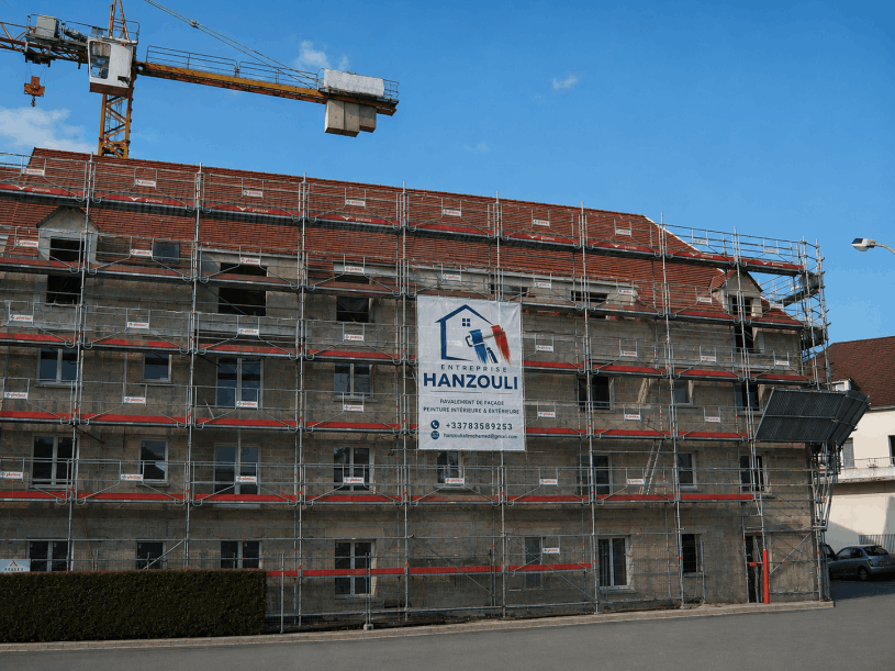 Chantier de ravalement de façade d'un immeuble en Isère