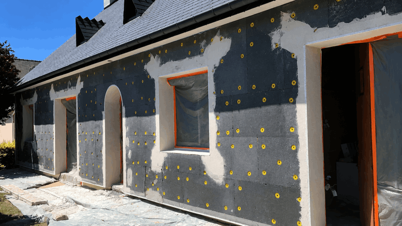 Chantier d'isolation thermique par l'extérieur d'une maison à Grenoble