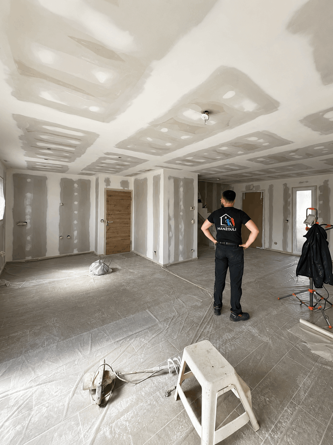 Artisan Entreprise Hanzouli inspectant une pièce avant travaux de peinture intérieure